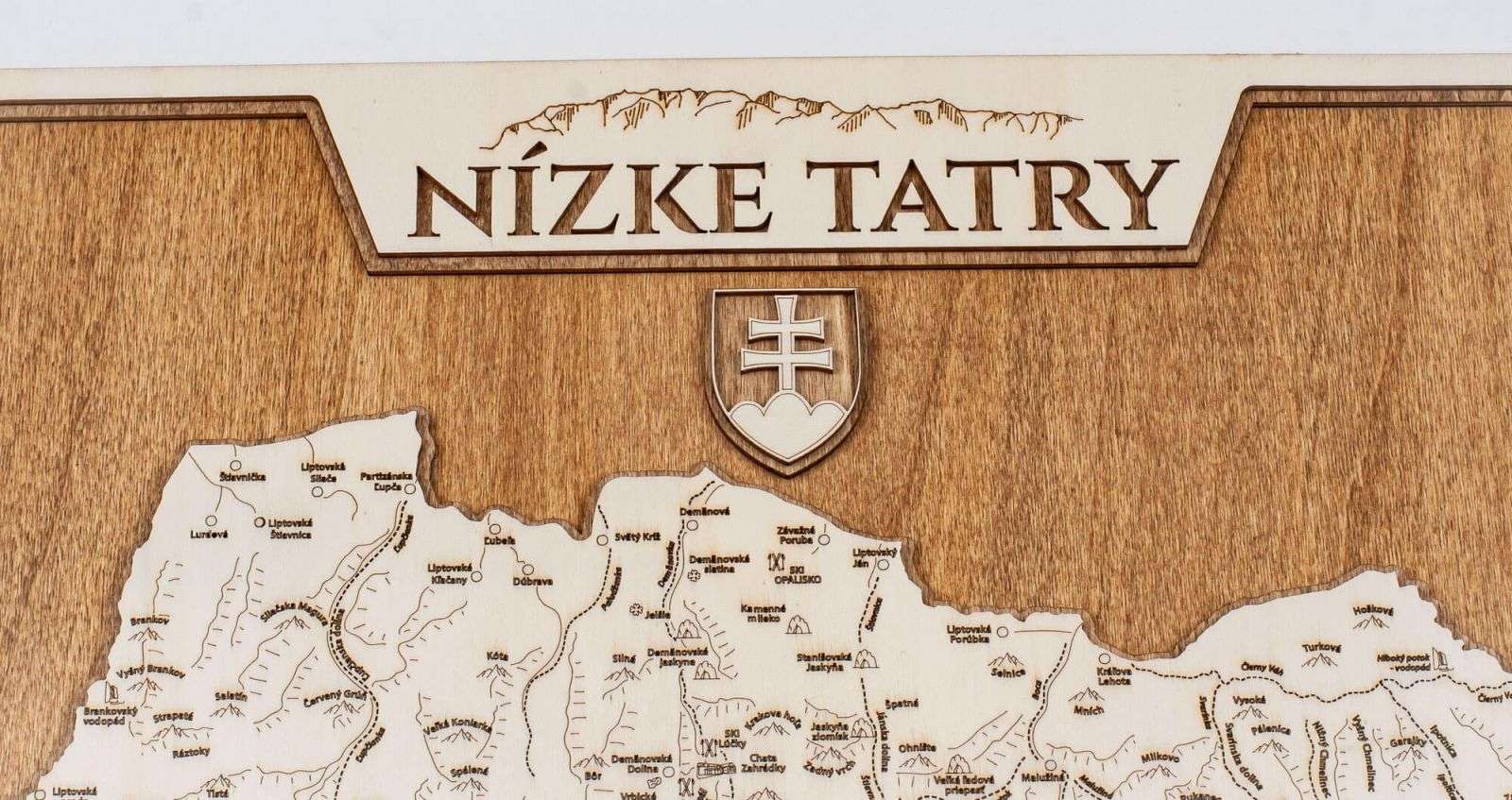 ロー・タトラ山脈の木製地図 - 額縁の中の写真