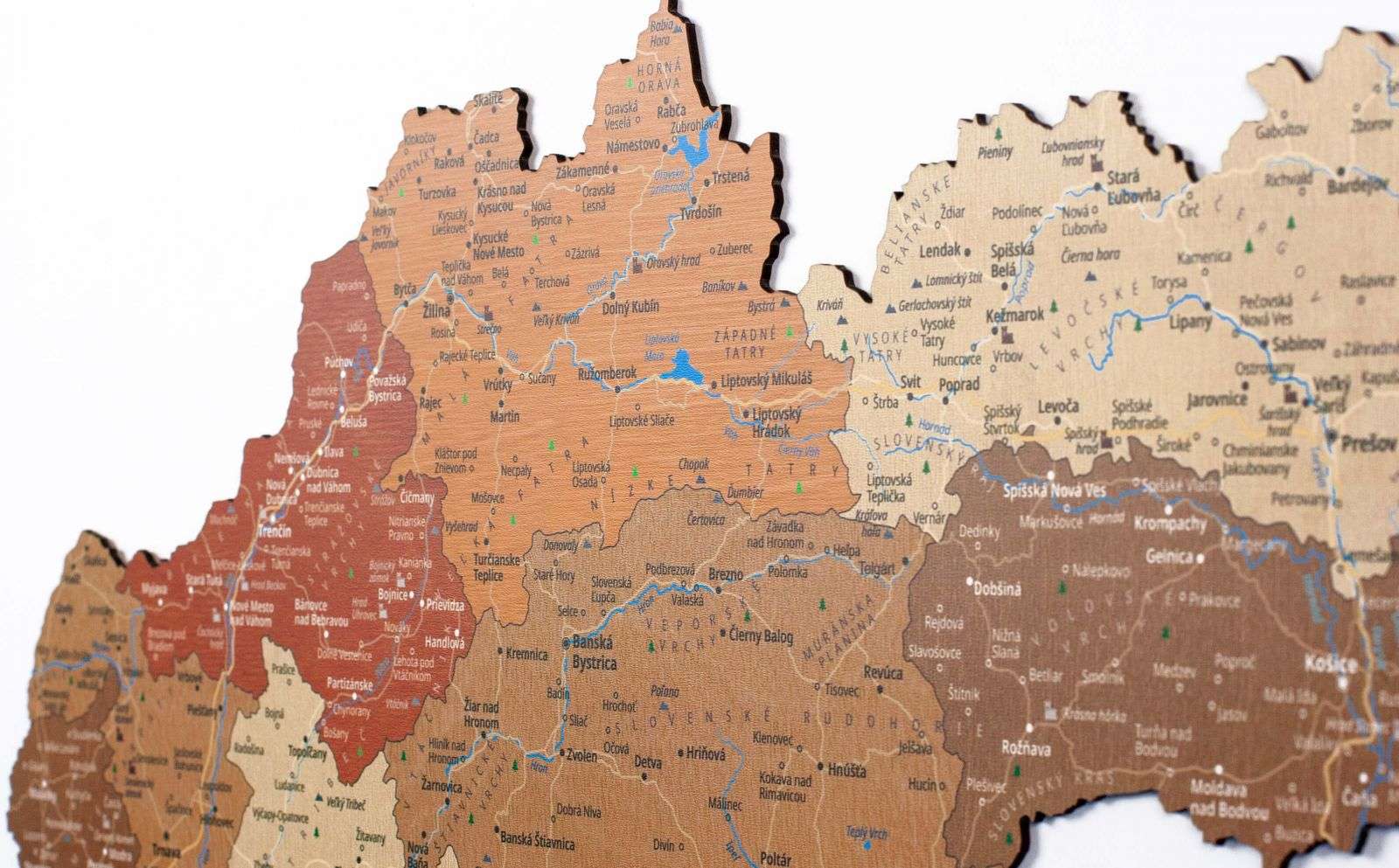 Vollfarbige Holzkarte der Slowakei