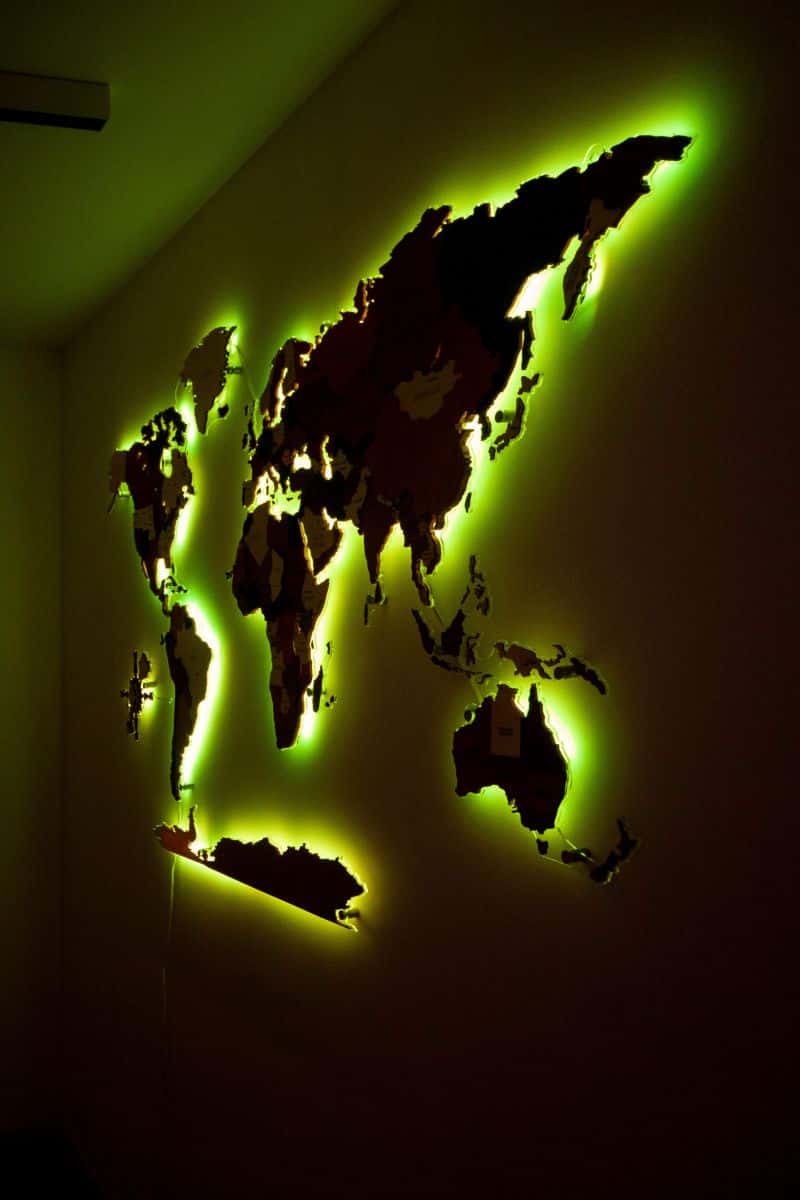 LED valgustusega 3D puidust maailmakaart