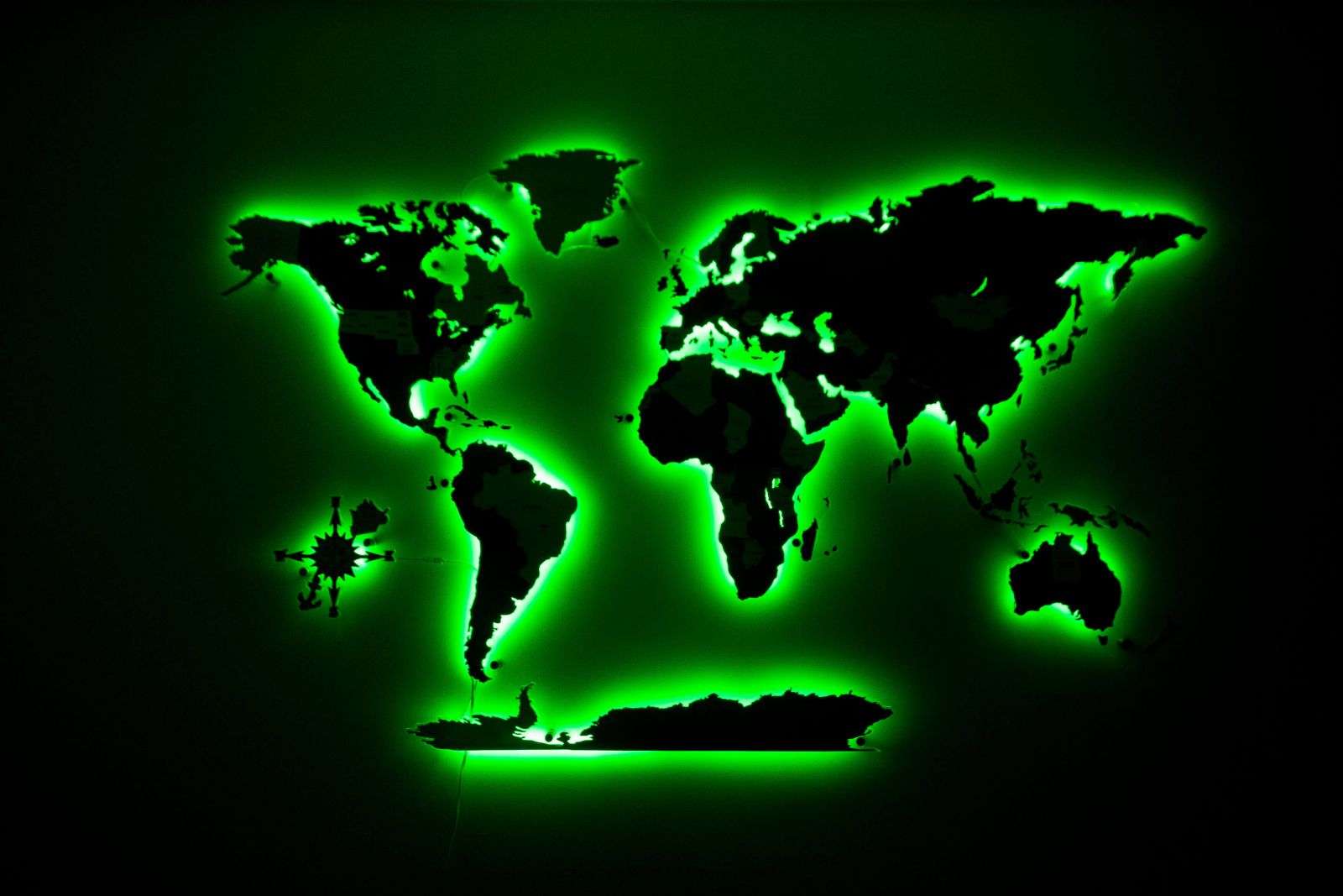 LED valgustusega 3D puidust maailmakaart