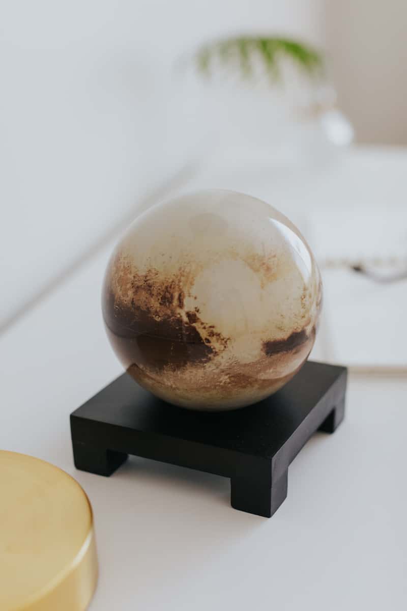 MOVA Pluto itsestään pyörivä karttapallo