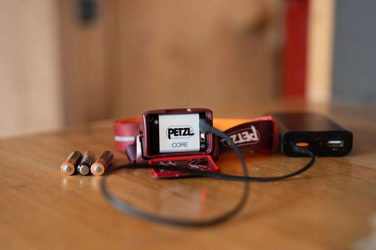 Linterna frontal Petzl Actik Core