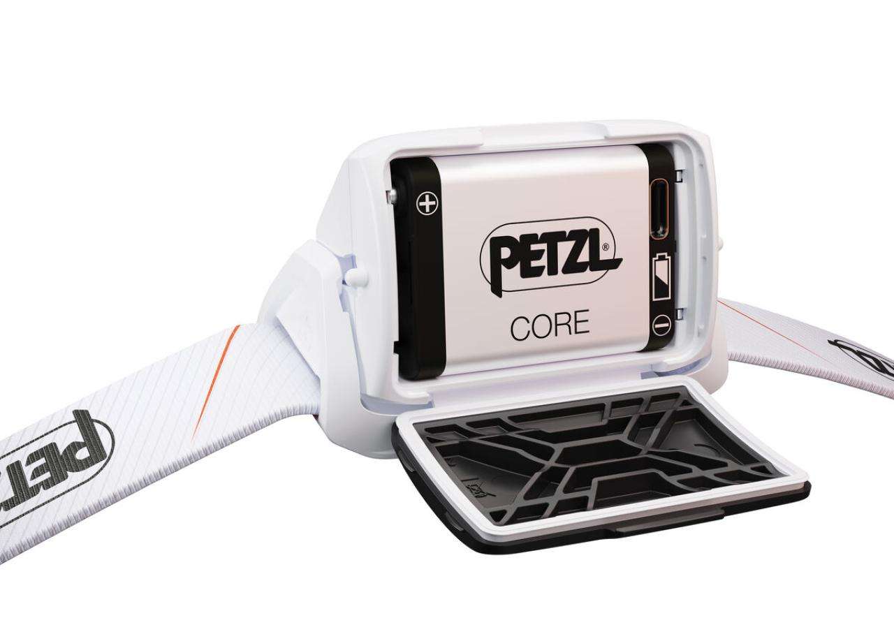 Naglavna svetilka Petzl Tikka Core