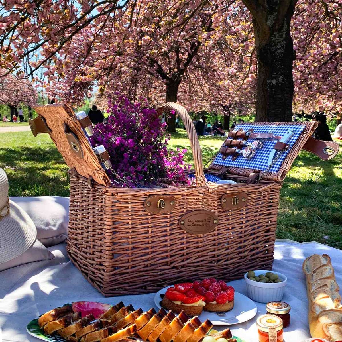 Cesta de picnic Saint-Germain Vichy azul para 4 personas de Les Jardins de la Comtesse
