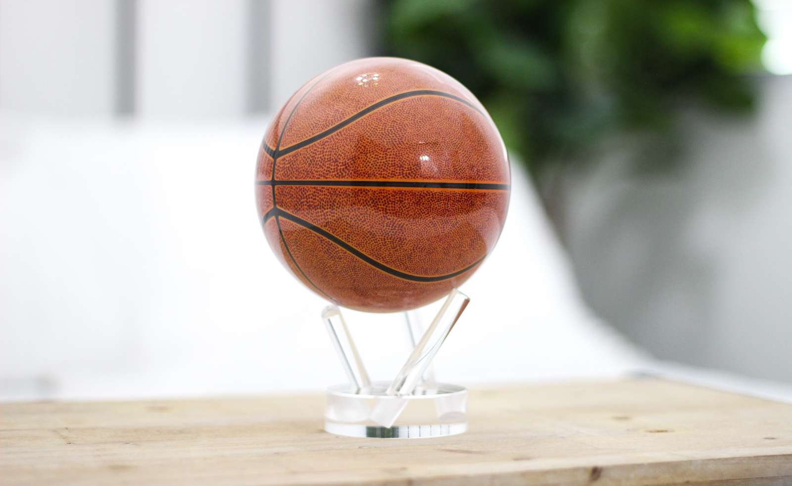 MOVA Basket Självsnurrande jordglob