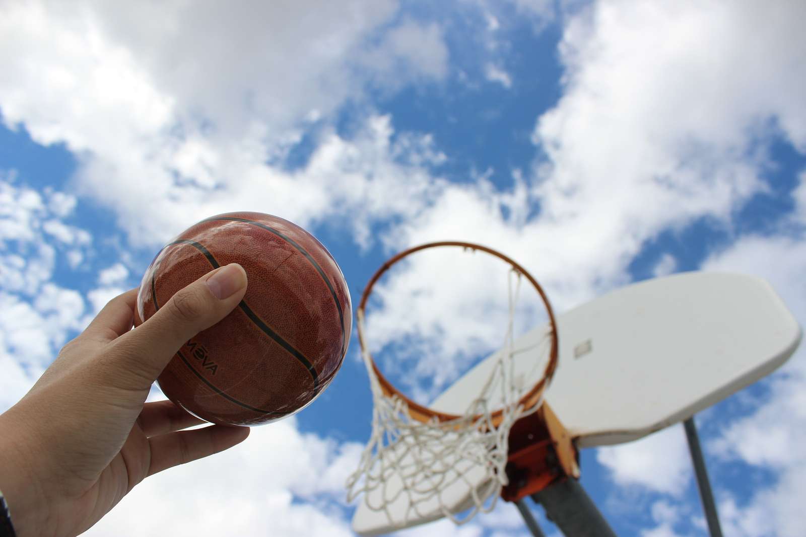 MOVA Basket Självsnurrande jordglob