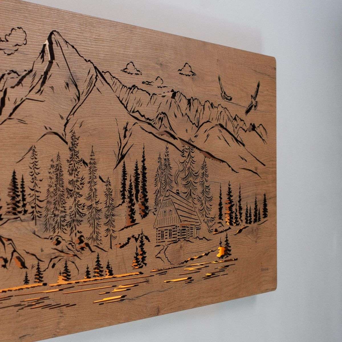 Hütte in den Bergen - leuchtendes Bild
