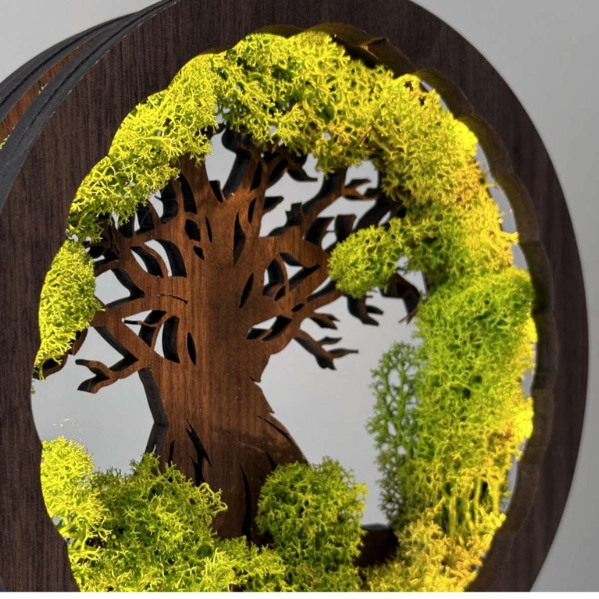 Houten LED-lamp „Mos en boom“ 20×22 cm