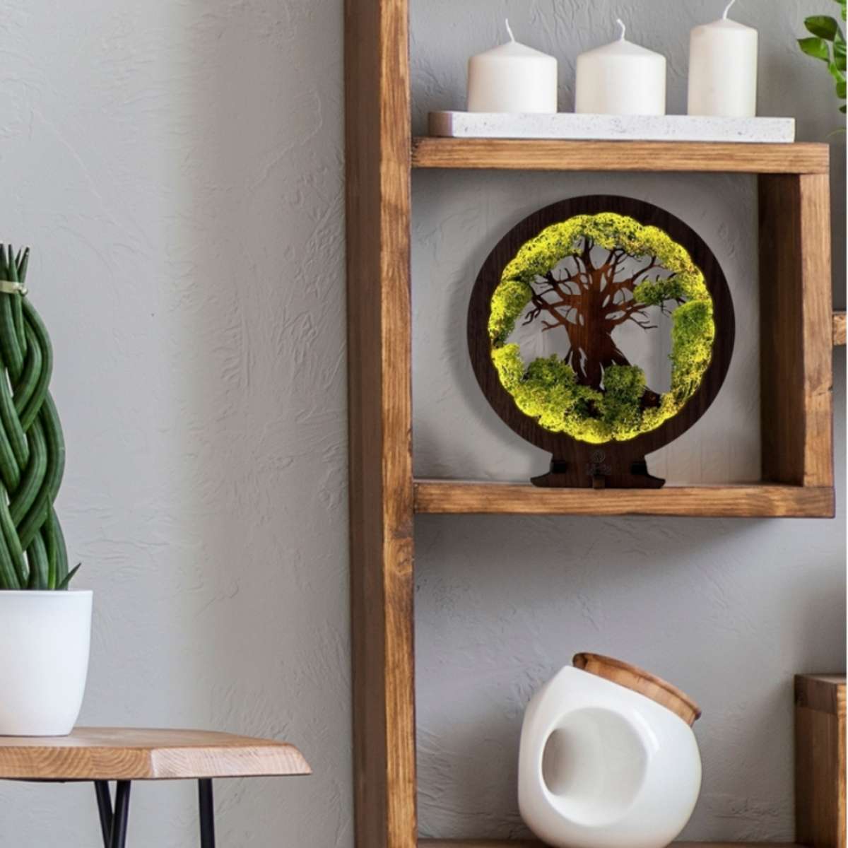Houten LED-lamp „Mos en boom“ 20×22 cm