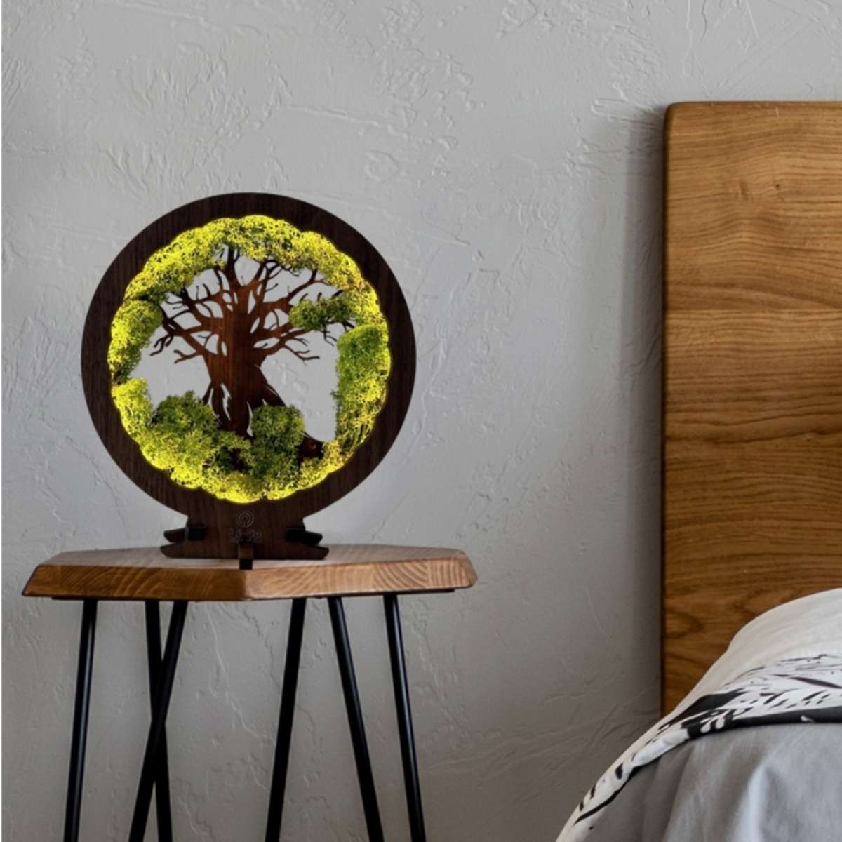 Houten LED-lamp „Mos en boom“ 20×22 cm