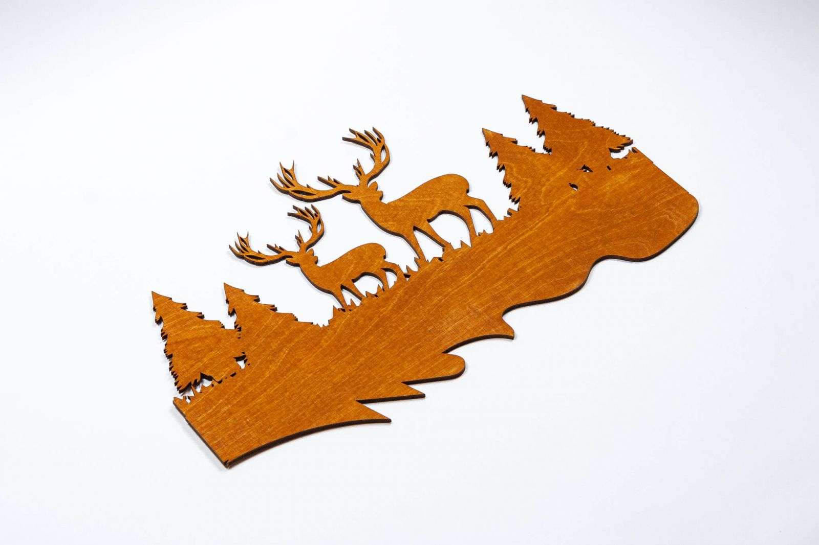 2 cervi con decorazione in legno