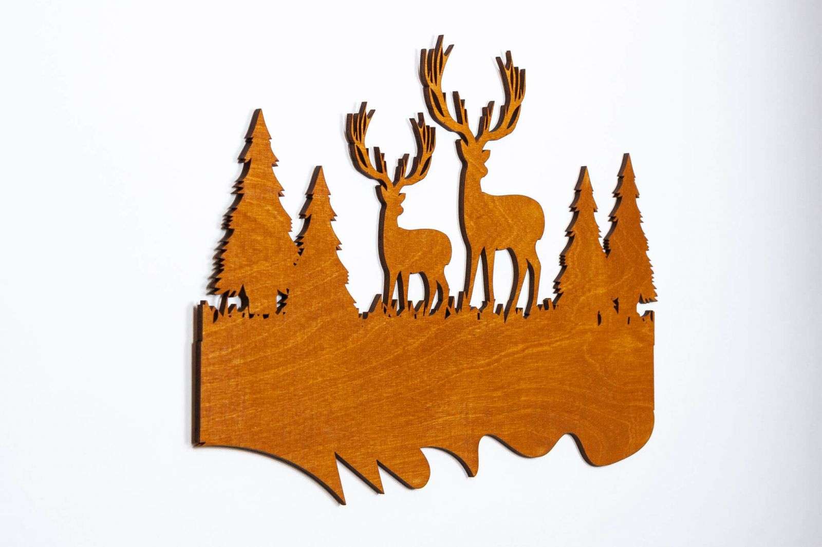 2 cervi con decorazione in legno