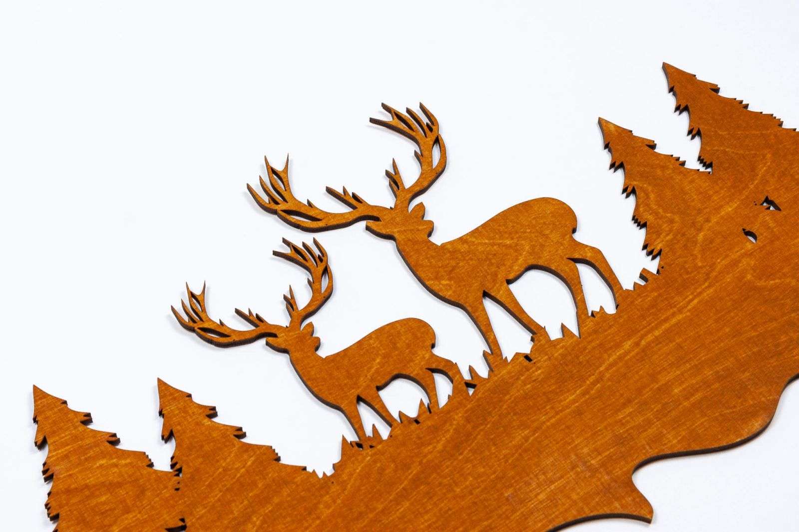 2 cervi con decorazione in legno