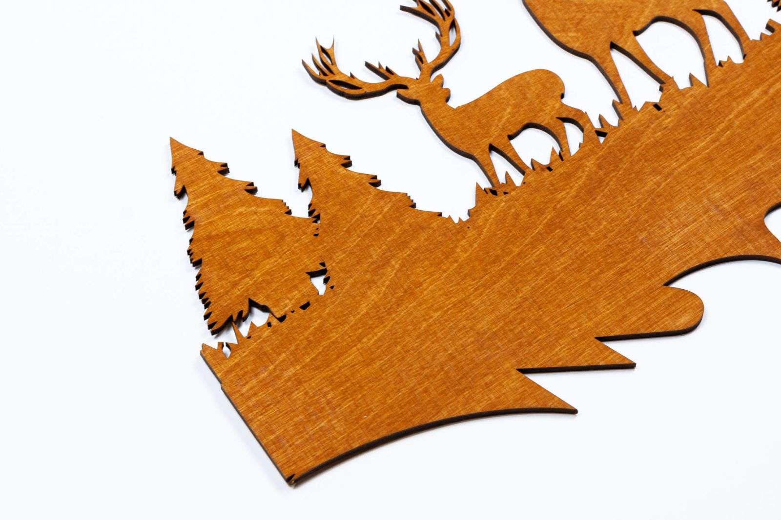 2 cervi con decorazione in legno