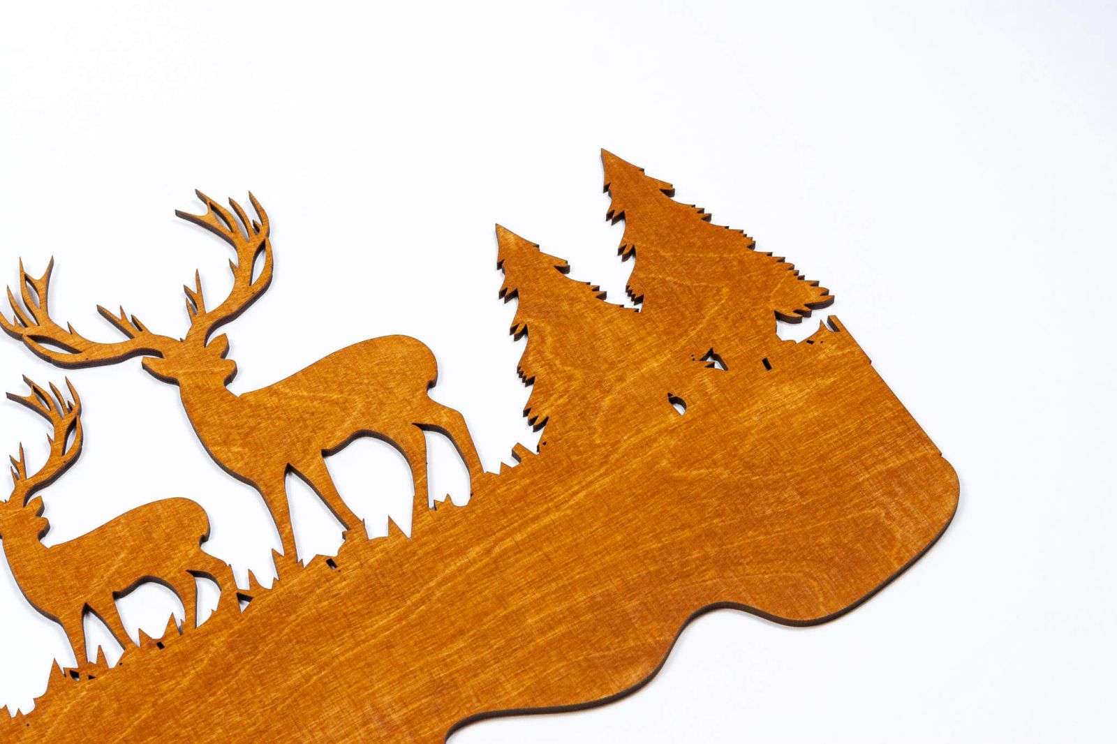 2 cervi con decorazione in legno