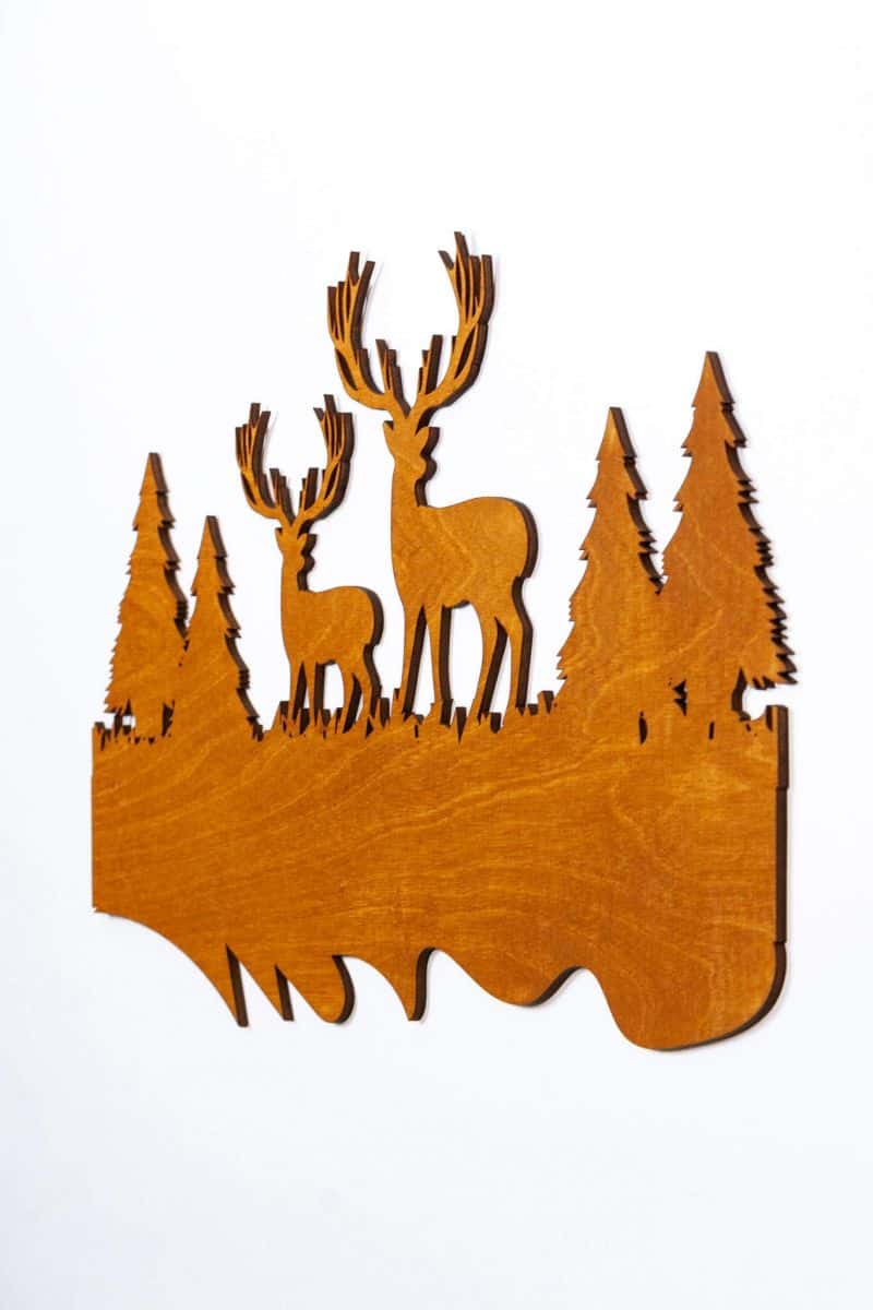 2 cervi con decorazione in legno