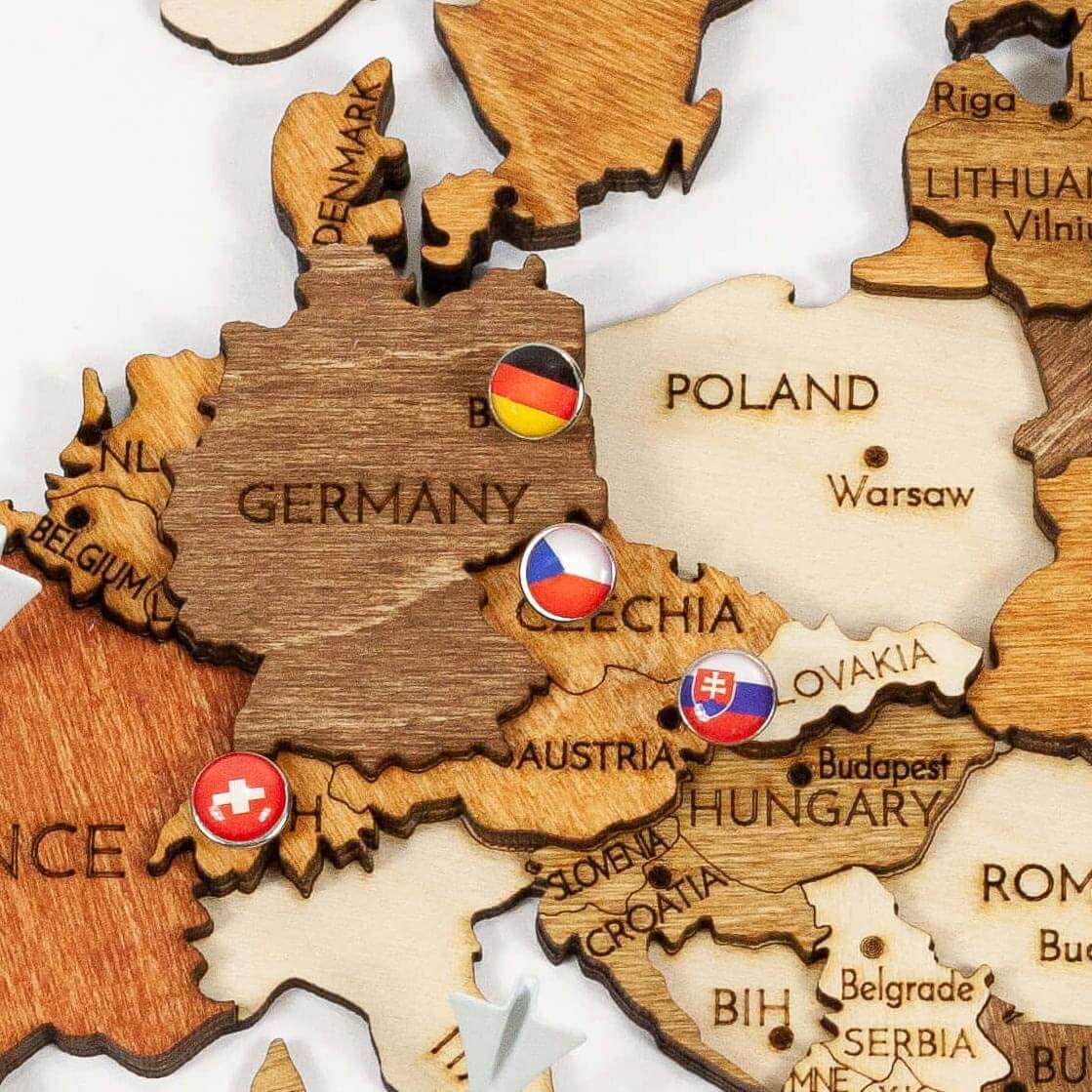 Reißnägel mit Länderflaggen