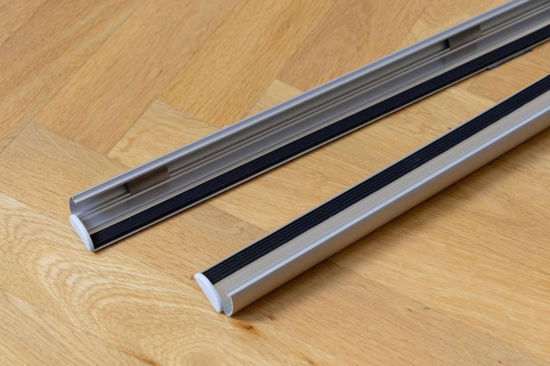 Aluminijaste pritrdilne ploščice za zemljevide