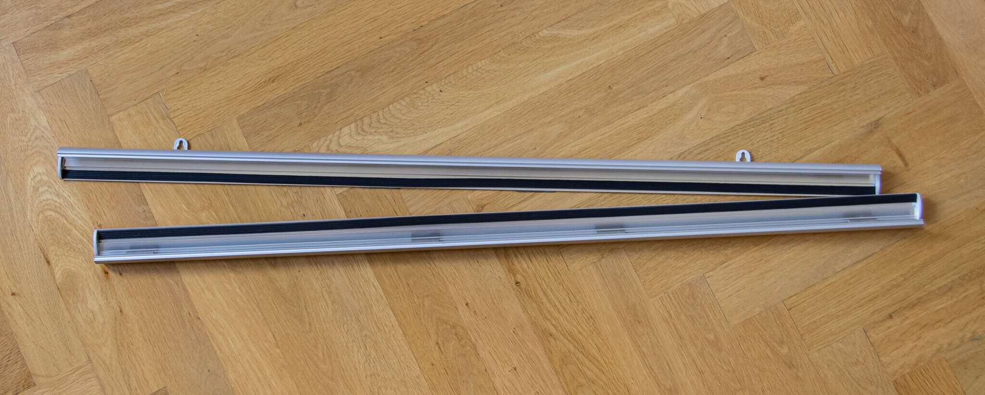 Aluminijaste pritrdilne ploščice za zemljevide