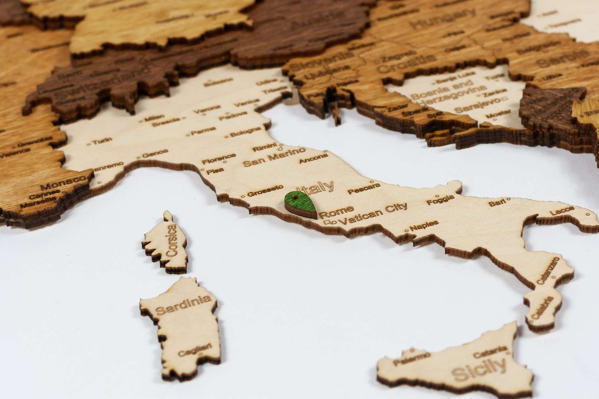 Pioneze din lemn pentru marcarea locurilor
