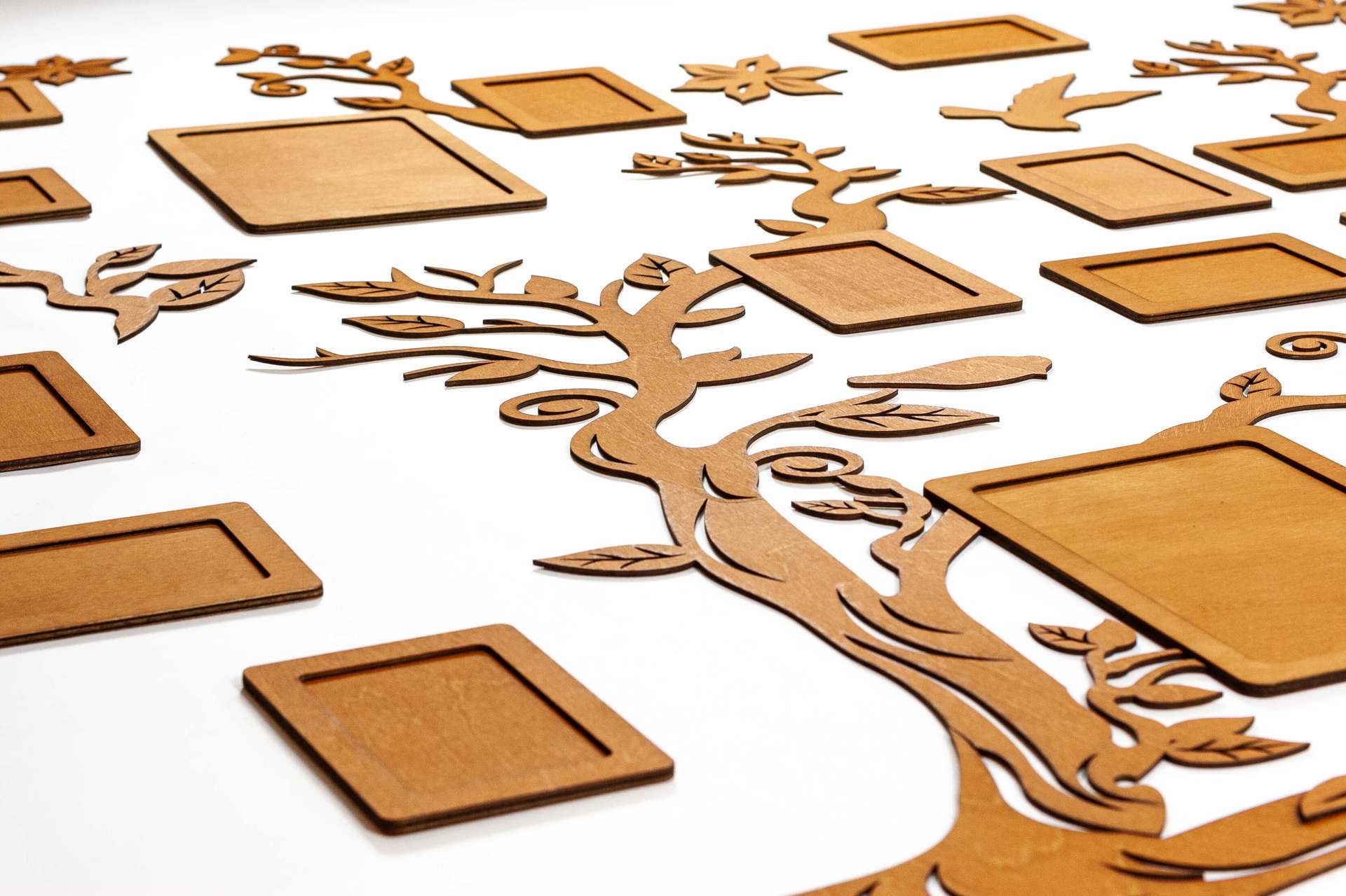 Árbol genealógico de madera con 23 marcos de fotos