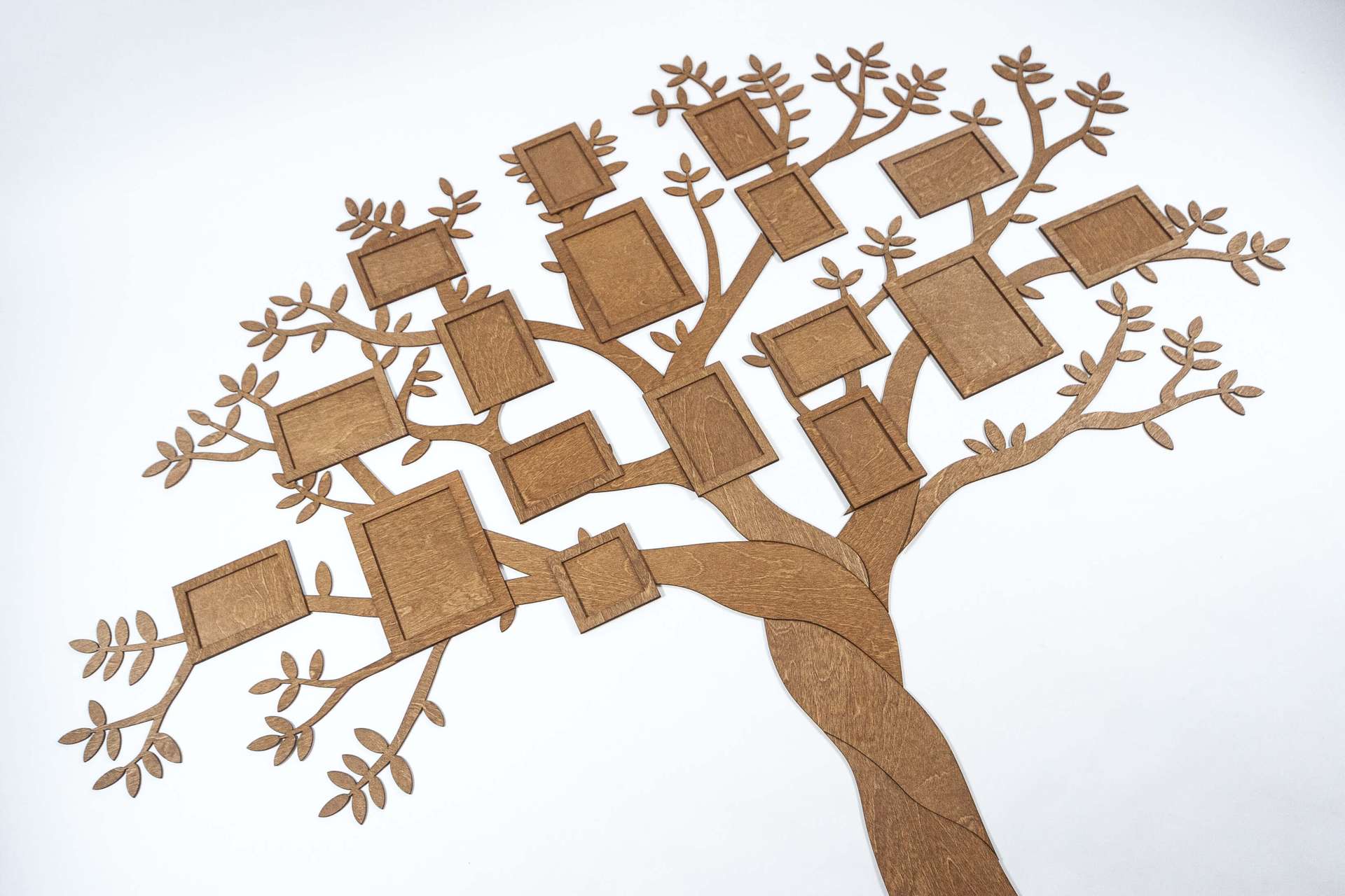 Árbol genealógico de madera con 17 marcos de fotos