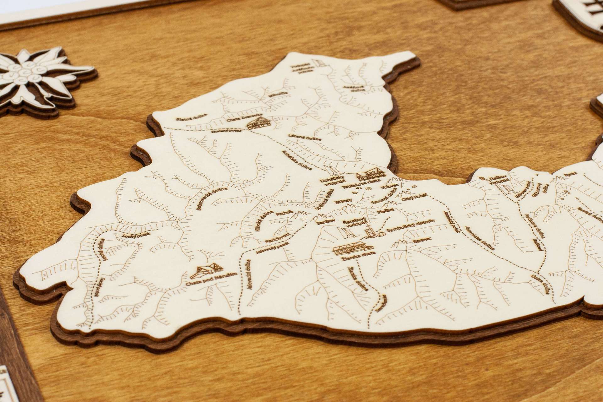 タトラ山脈の木製地図 - 額縁に入ったタトラ山脈