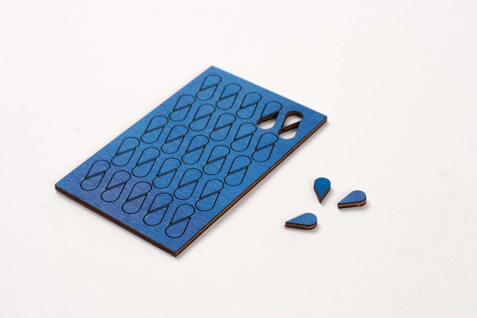 Wooden Map Markers Stickable – Set of 50 (Various Colors)