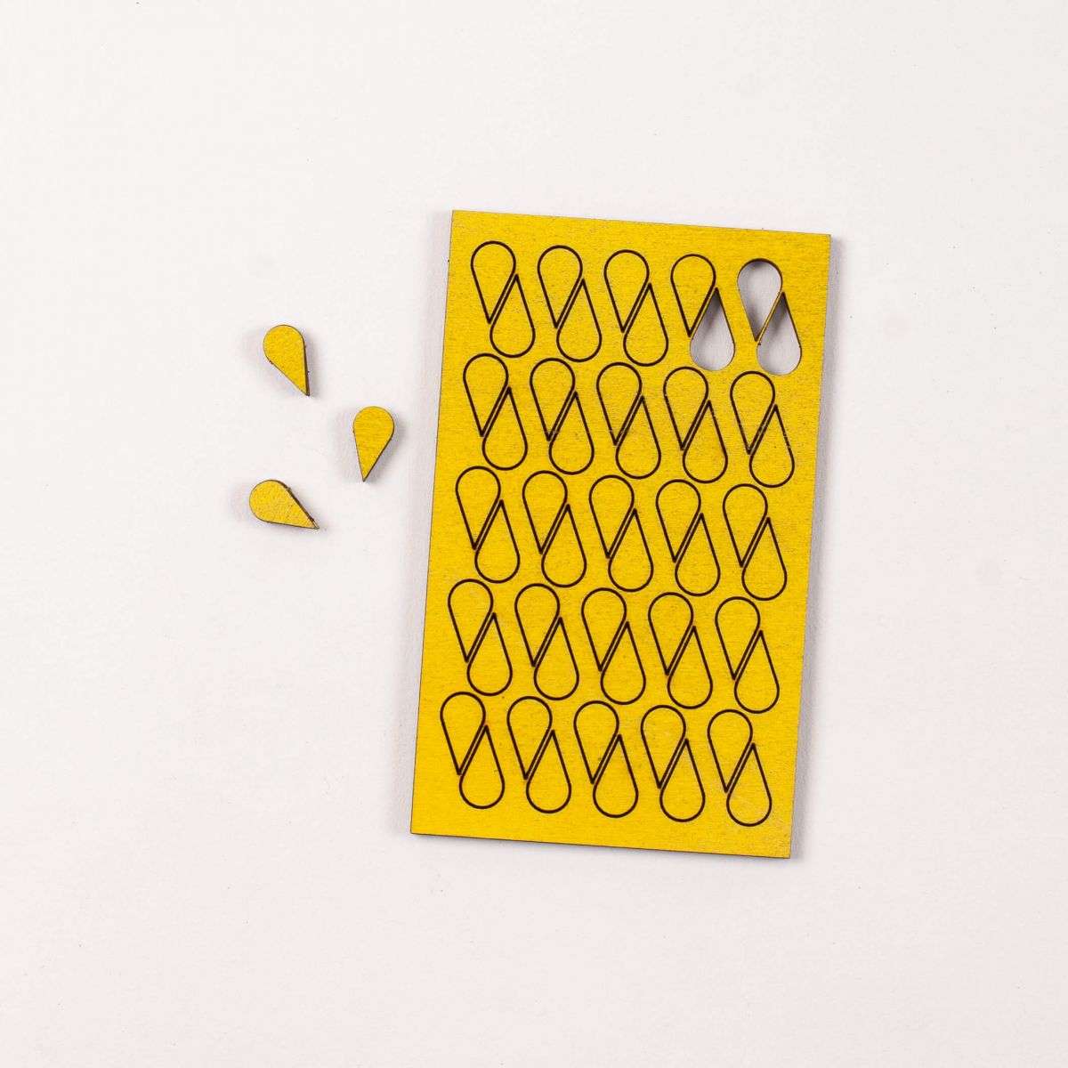 Wooden Map Markers Stickable – Set of 50 (Various Colors)