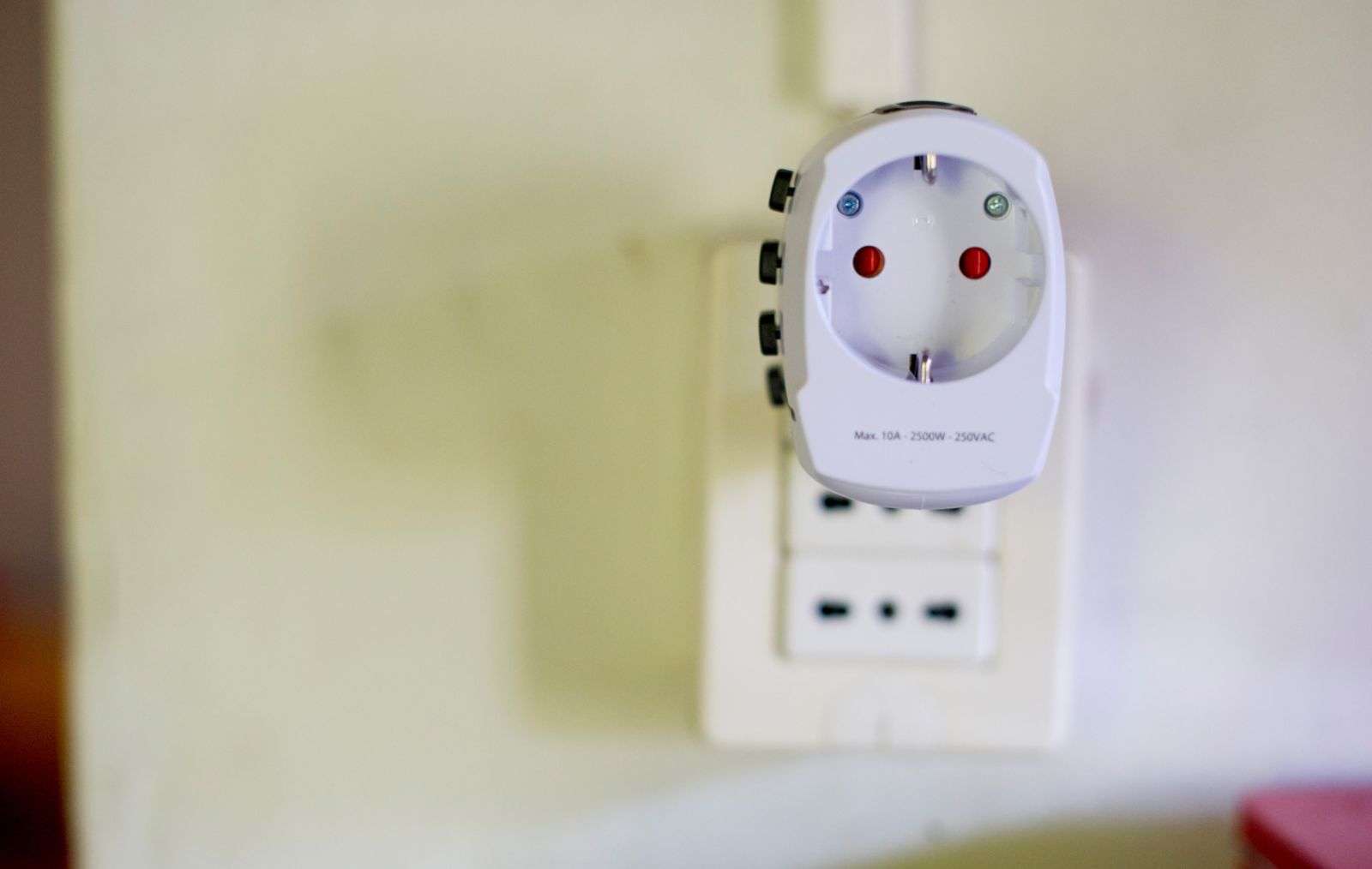 SKROSS Pro Universal Travel Adapter