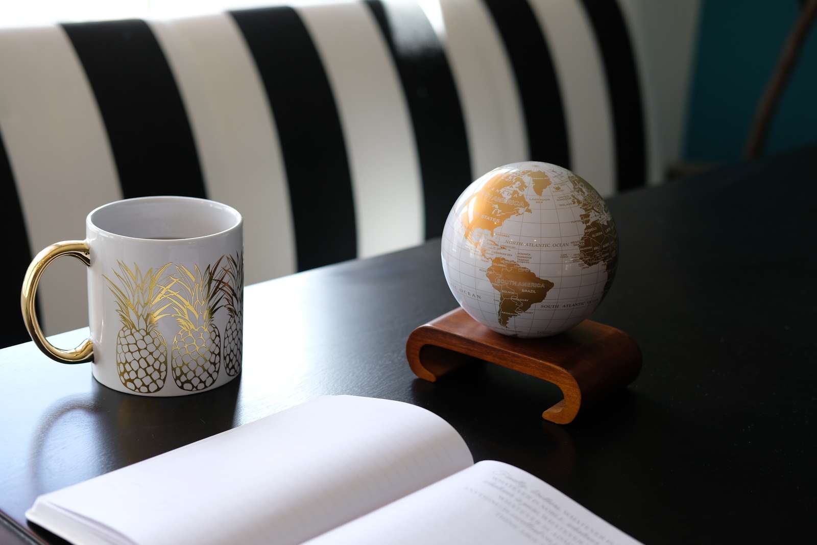 MOVA wit met gouden zelfdraaiende wereldbol