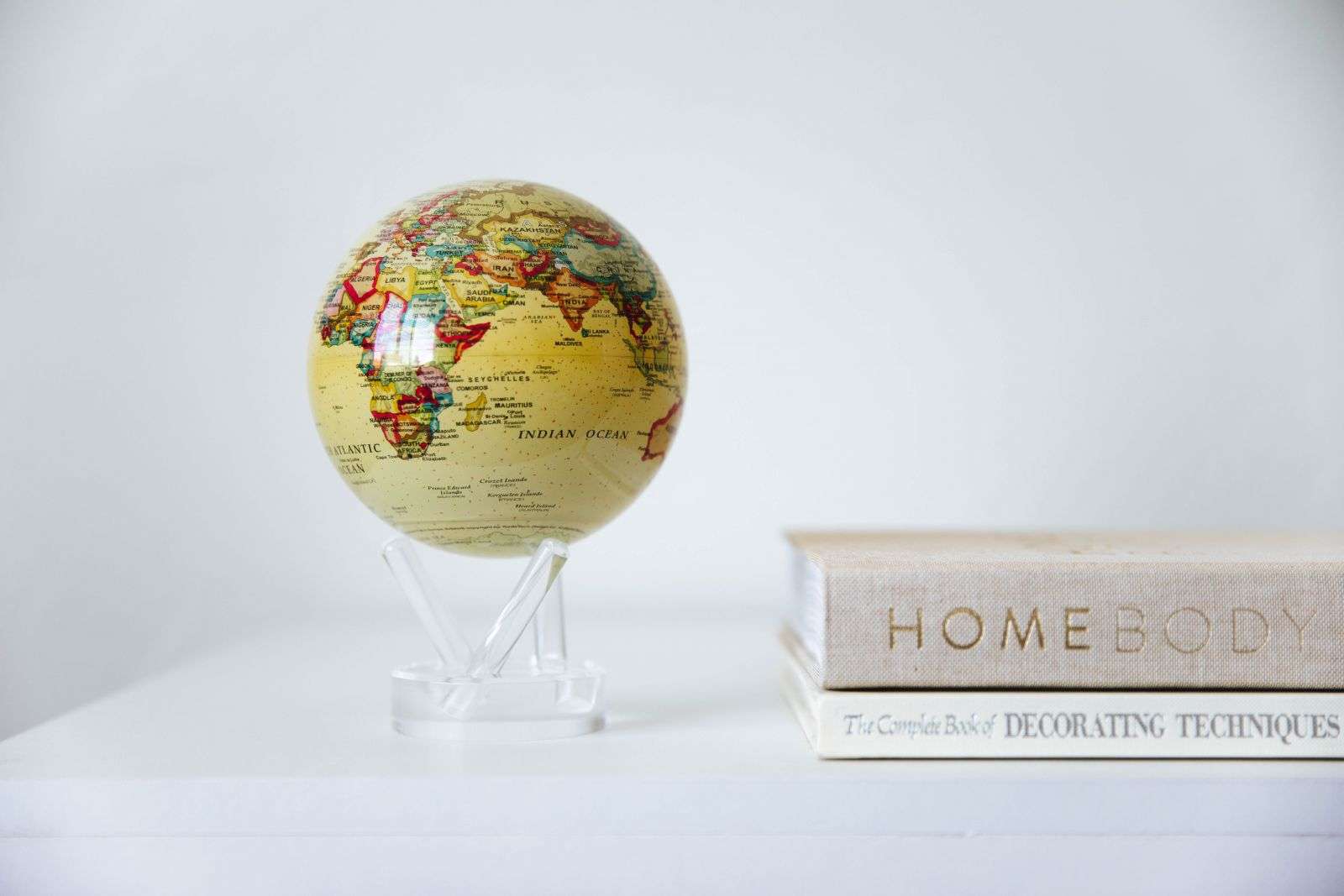 MOVA Gelbe Politische Karte Selbstdrehender Magnetischer Globus