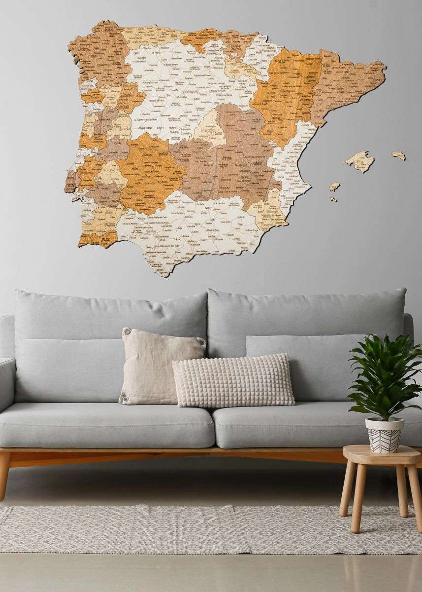 Pürenee poolsaare puidust kaart