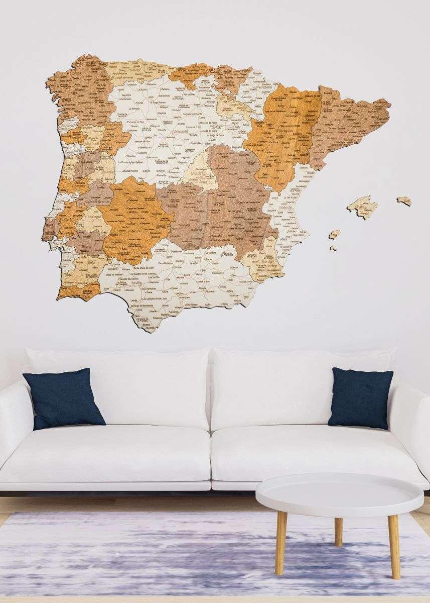 Pürenee poolsaare puidust kaart