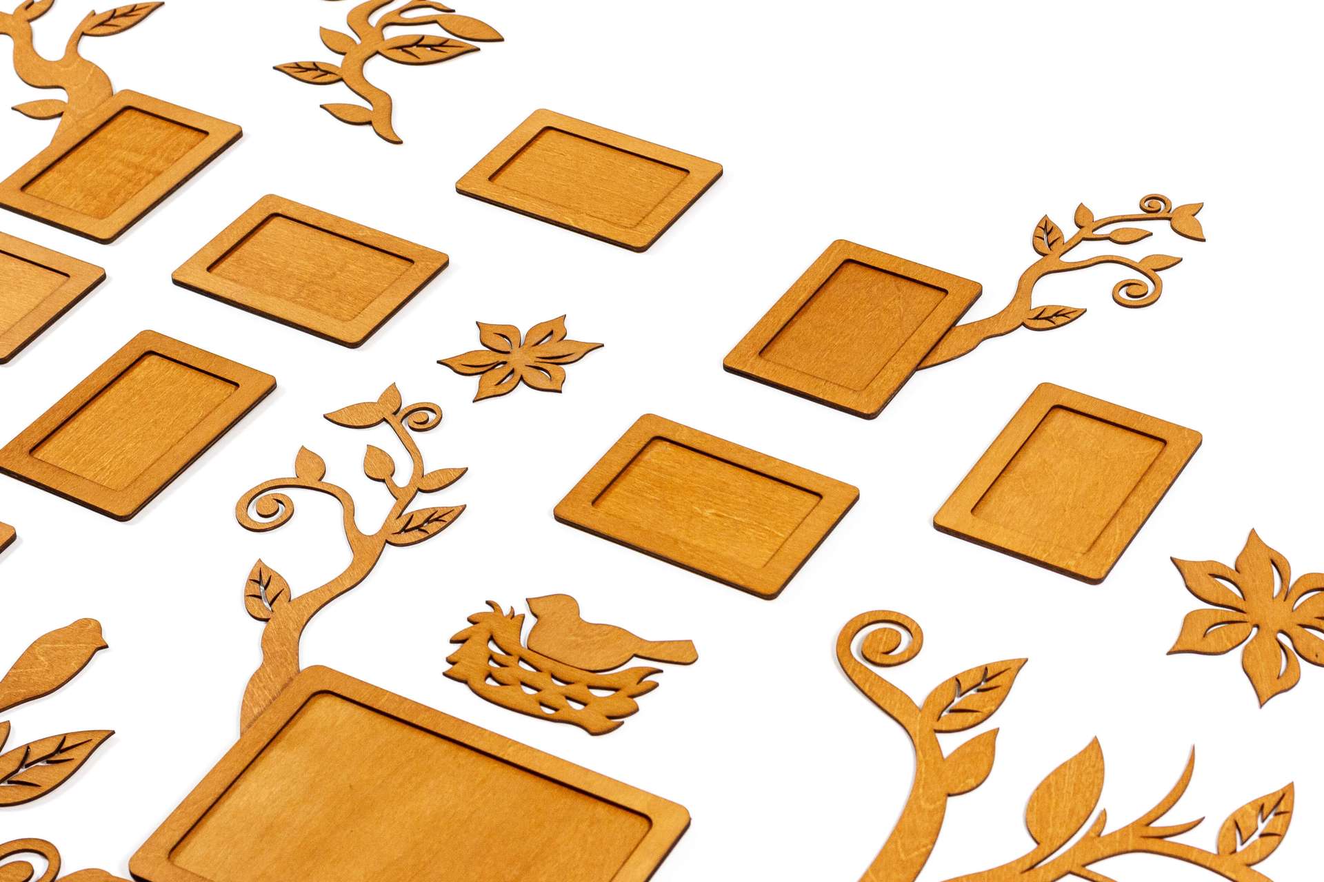 Familietræ i træ med 23 billedrammer