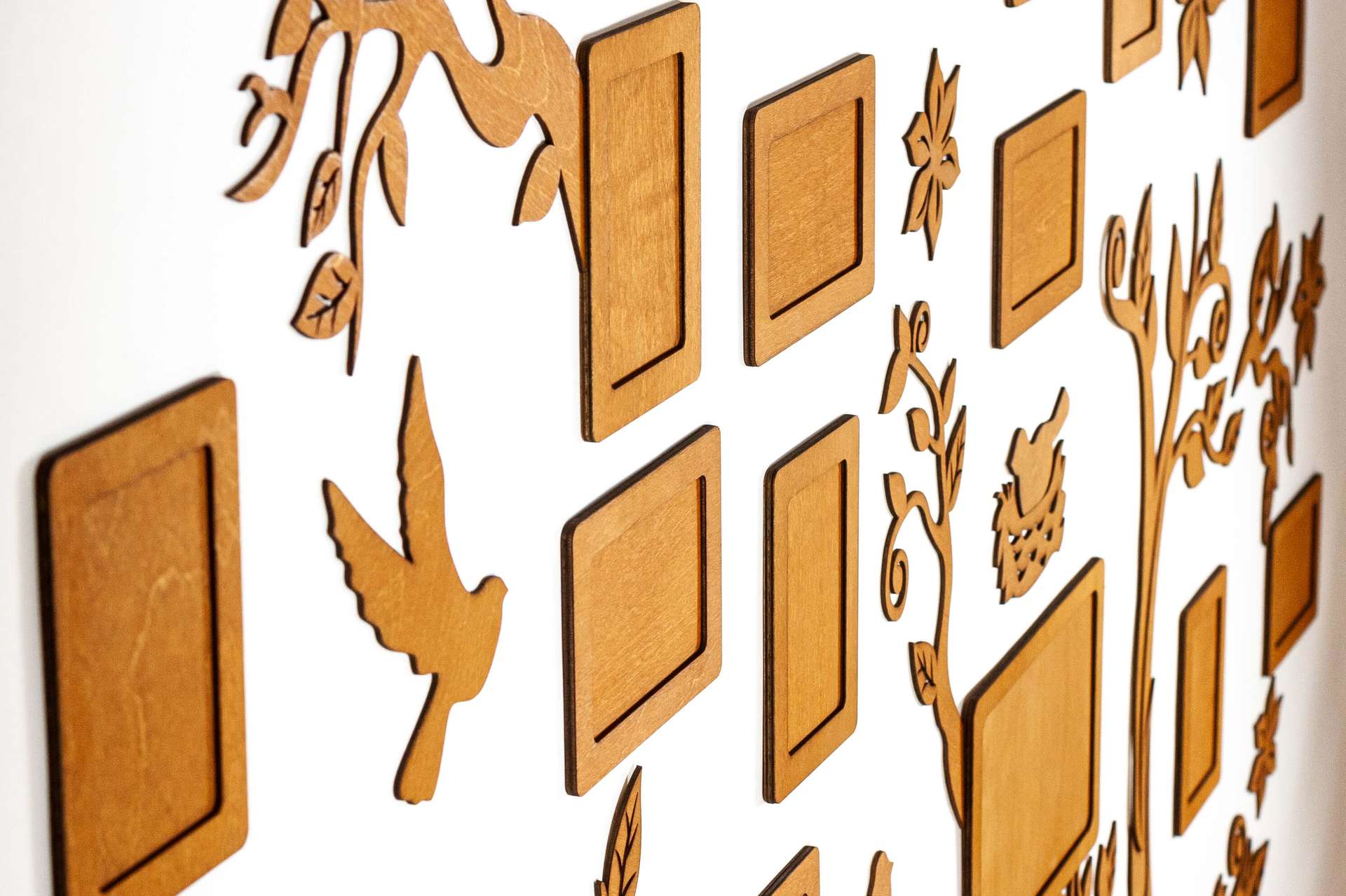 Wooden Family Tree with 23 Picture Frames