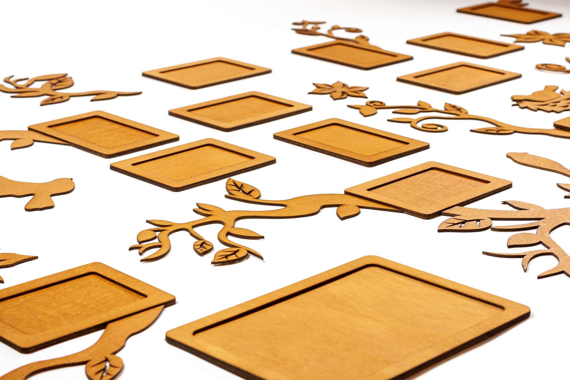 Wooden Family Tree with 23 Picture Frames